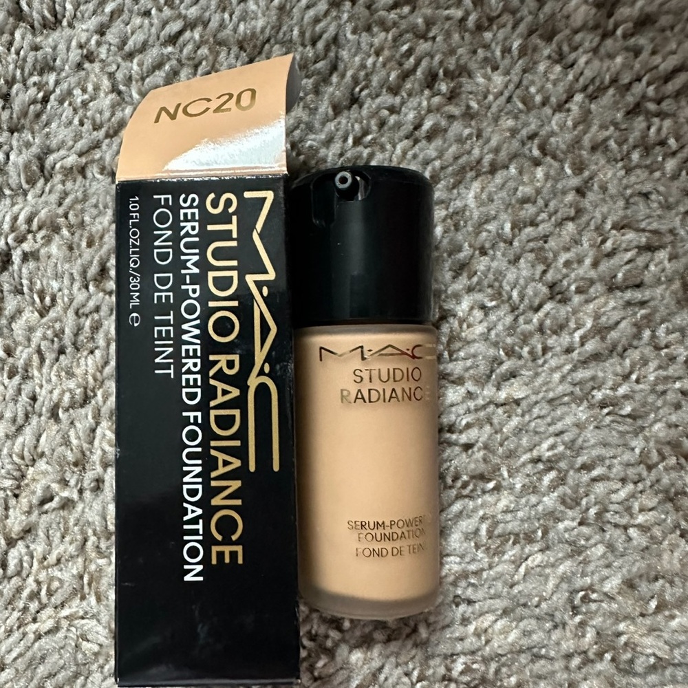 MAC
Studio Radiance Serum Powered Foundation